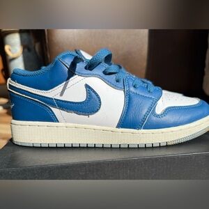 Boys Nike Air Jordan 1 low size 5